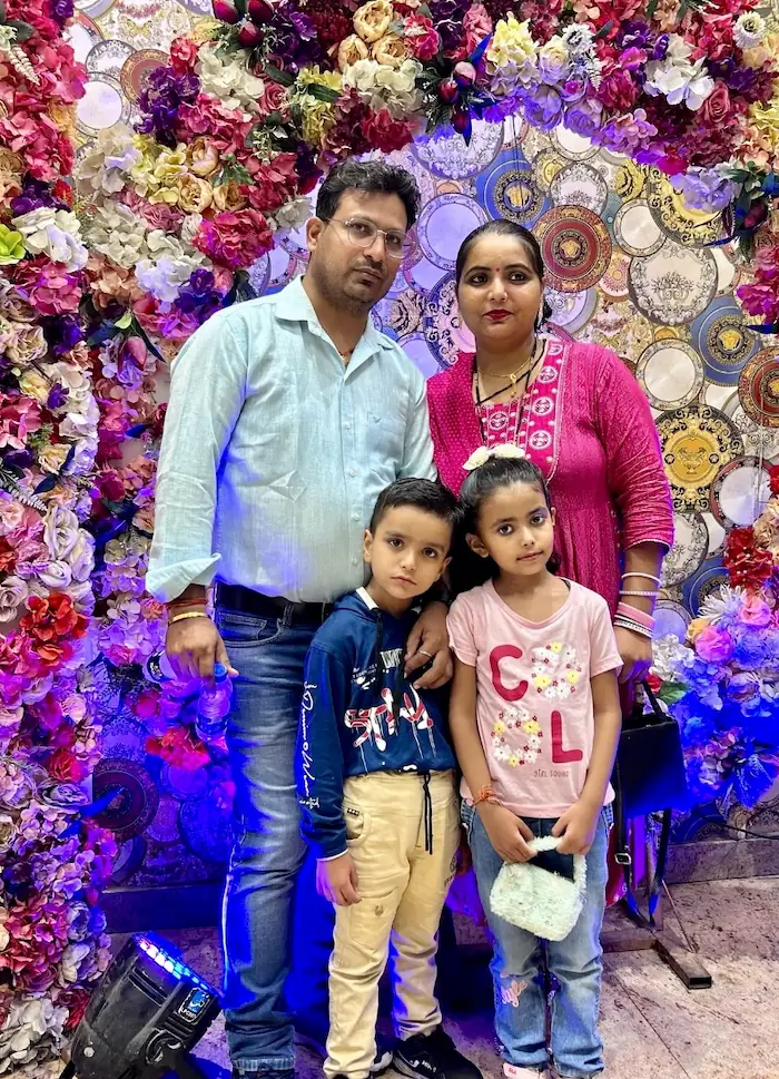 Akki samen met zijn familie