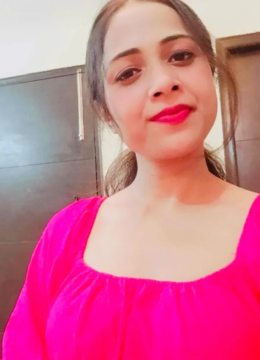 Anuskha met een roze jurk aan