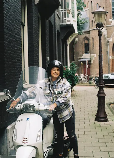 Ayat met haar scooter