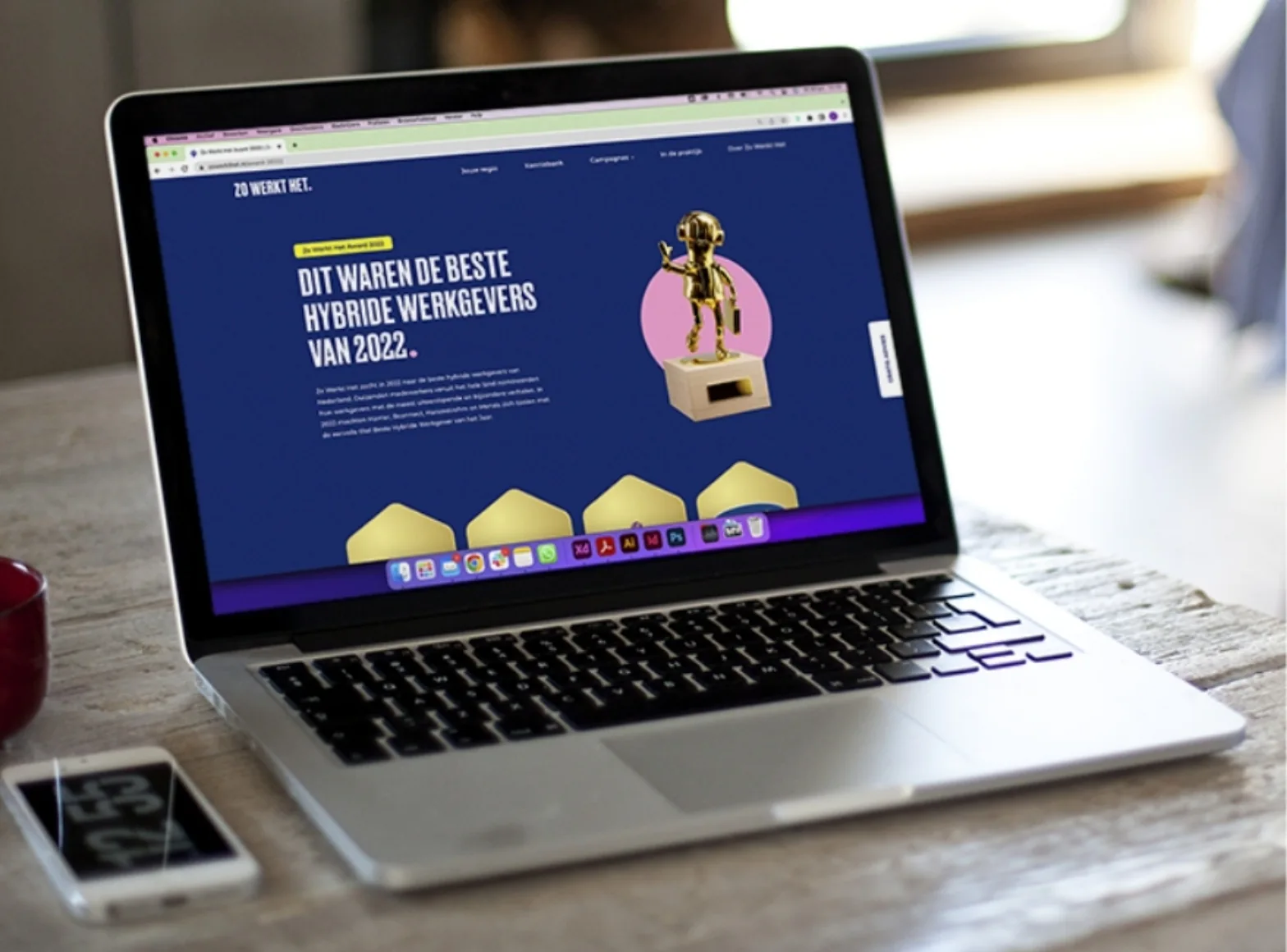 Laptop met een website over de beste hybride werkgevers van 2022 open op het scherm, getoond in de beex-slider4.