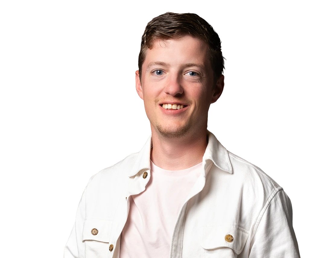 Portret van Daan in een witte blouse met een glimlach op een neutrale achtergrond.