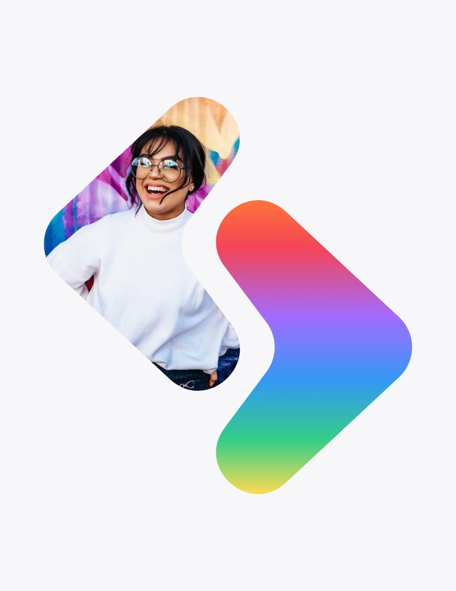 Vrolijke vrouw met bril voor een kleurrijke muur, verwerkt in een grafisch First Drives-logo met regenboogverloop.