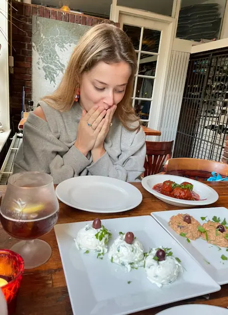 Isabelle die uit eten is