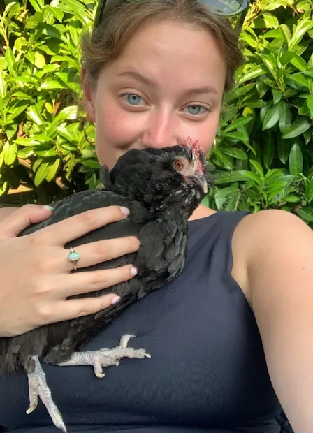 Isabelle met een kip