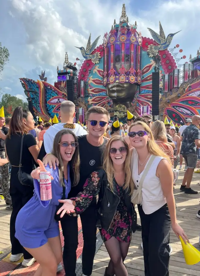 Werknemers van WP Masters die feest aan het vieren zijn
