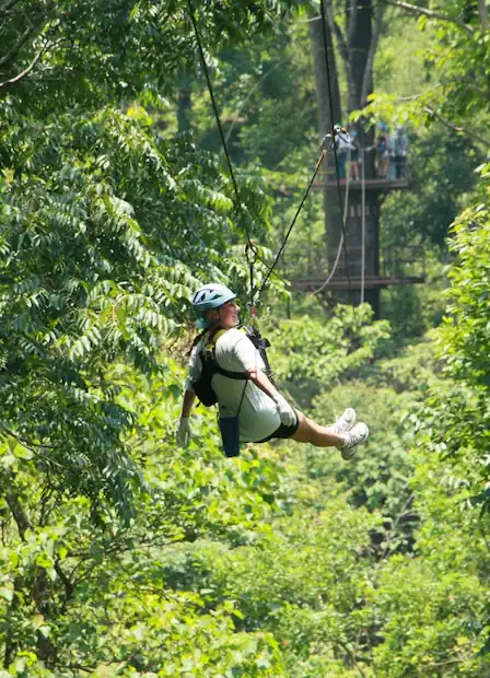 Lotte op een zip line