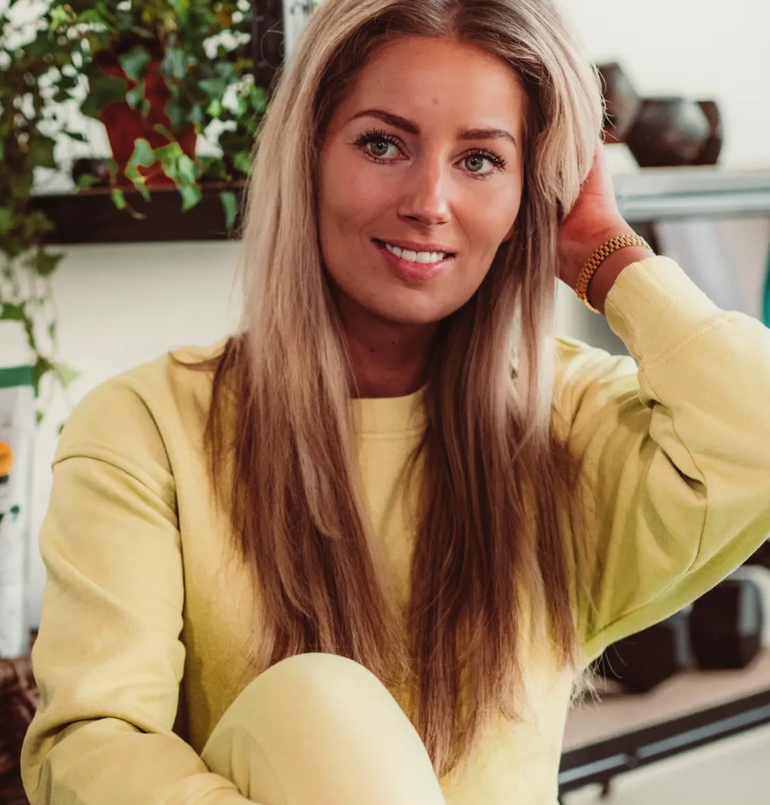 Een vrouw met een geel pak aan