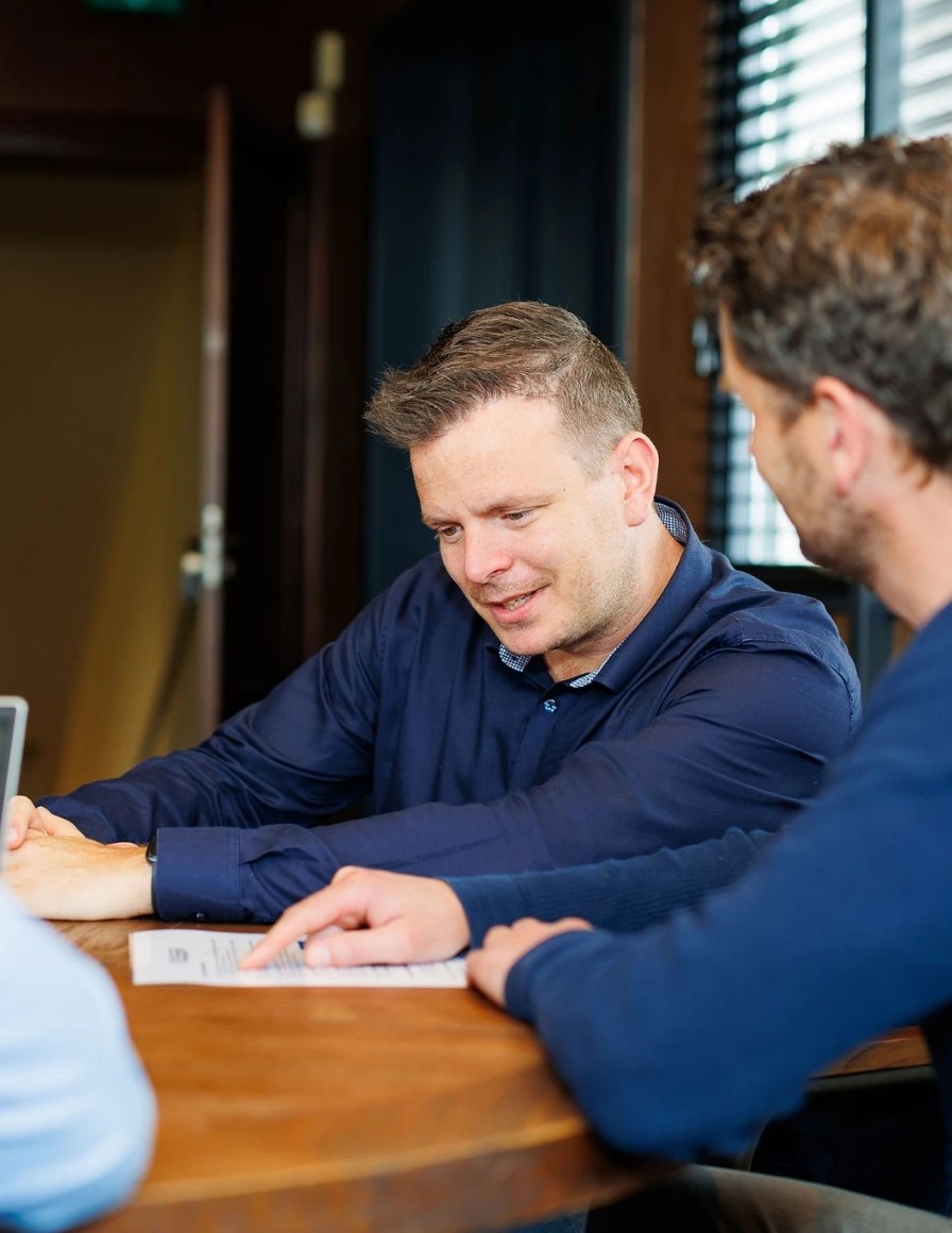 3 mannen die aan het overleggen zijn over Subvice