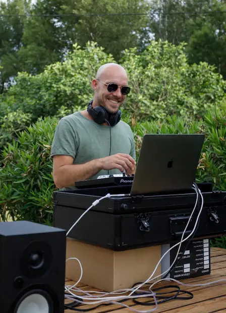 Thijs die achter een dj tafel staat
