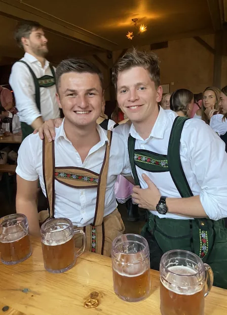 Tom die bier aan het drinken is in Duitsland