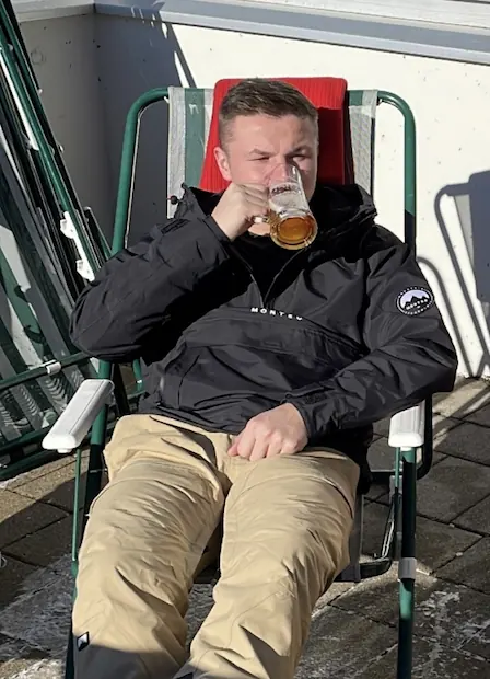 Tom die bier aan het drinken is
