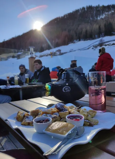 Wessel die aan het eten is op de piste