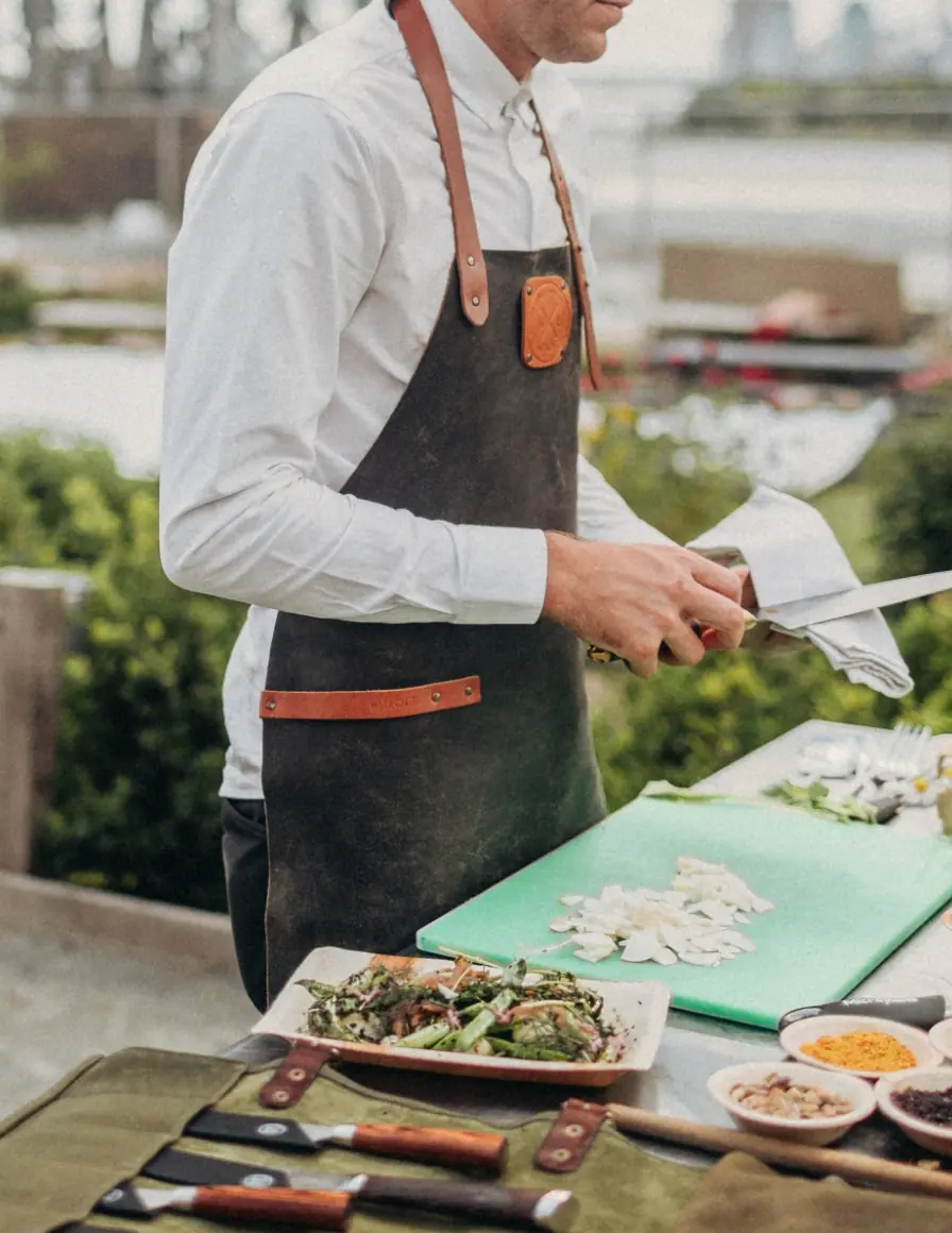 Man die aan het koken is met een Witloft schort